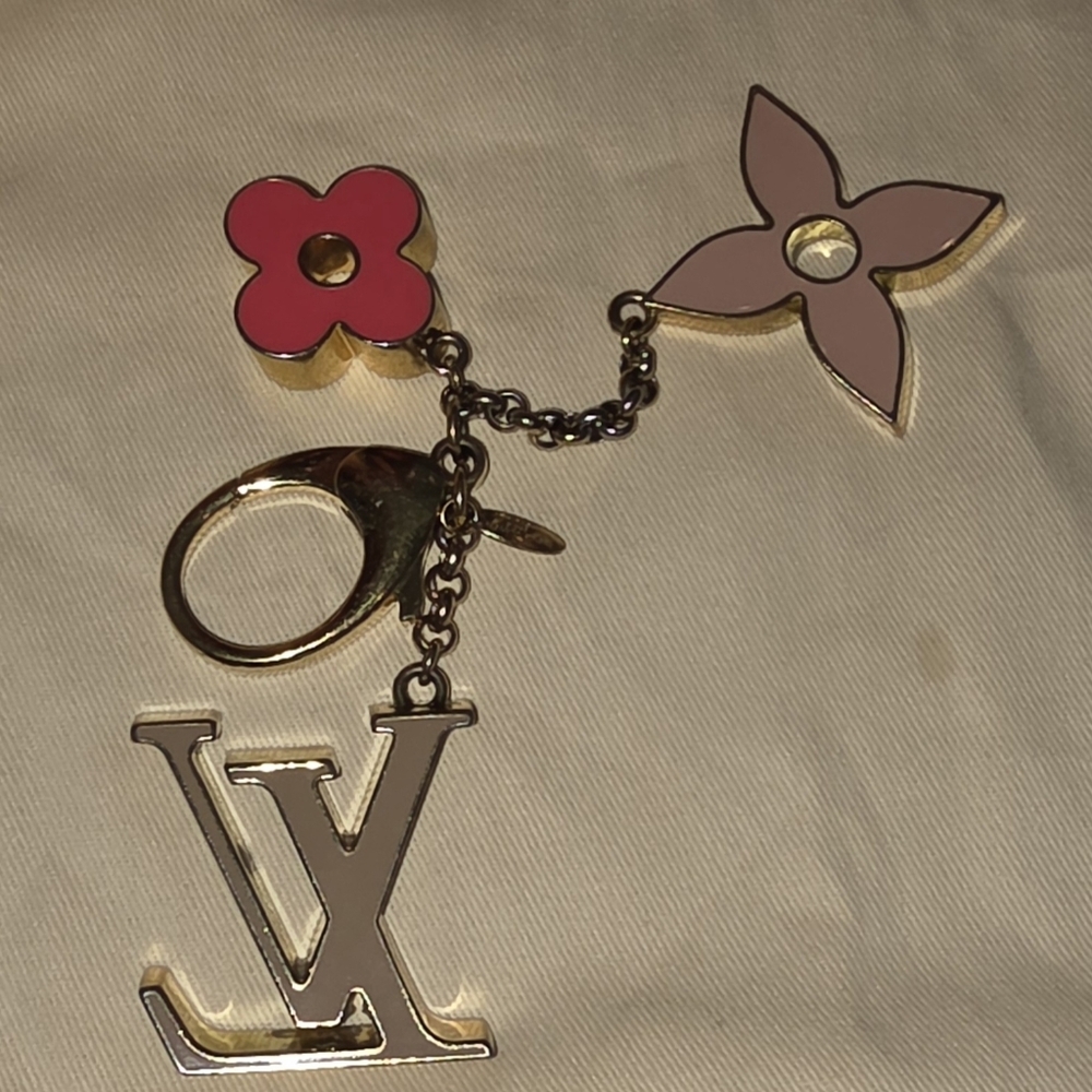 Authentic Louis Vuitton Floral Pink and Gold Key Holder a solid pink color - Picture 3 of 16